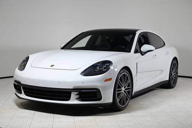 2018 Porsche Panamera  RWD photo