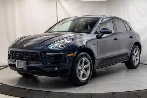 2018 Porsche Macan  AWD photo