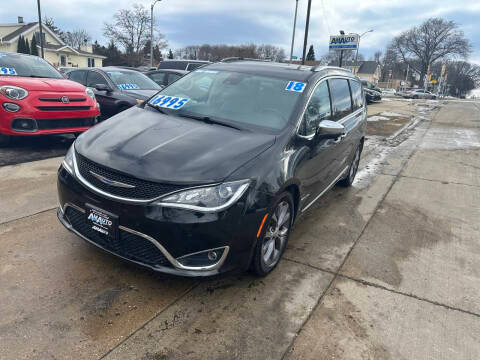 2018 Chrysler Pacifica Minivan Limited FWD photo