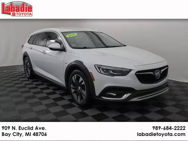 2018 Buick Regal TourX Essence AWD photo