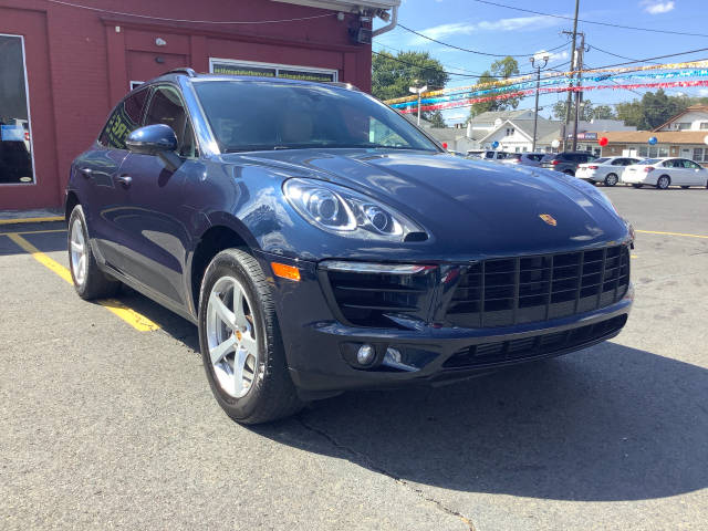 2018 Porsche Macan  AWD photo