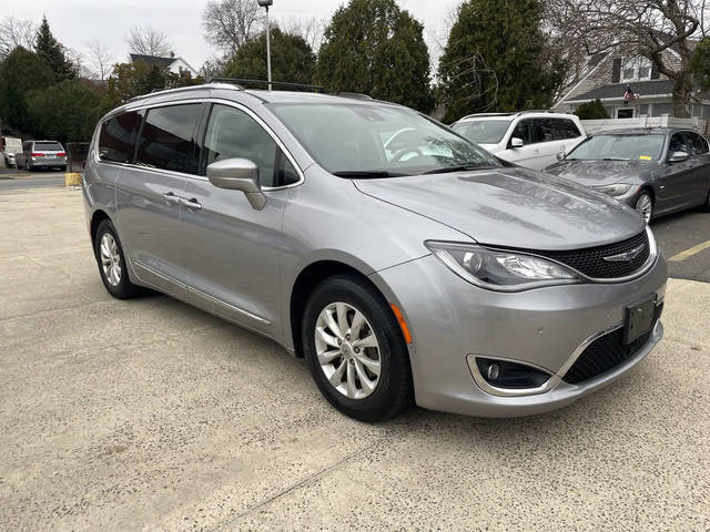 2018 Chrysler Pacifica Minivan Touring L Plus FWD photo