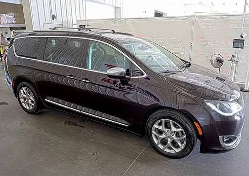 2018 Chrysler Pacifica Minivan Limited FWD photo