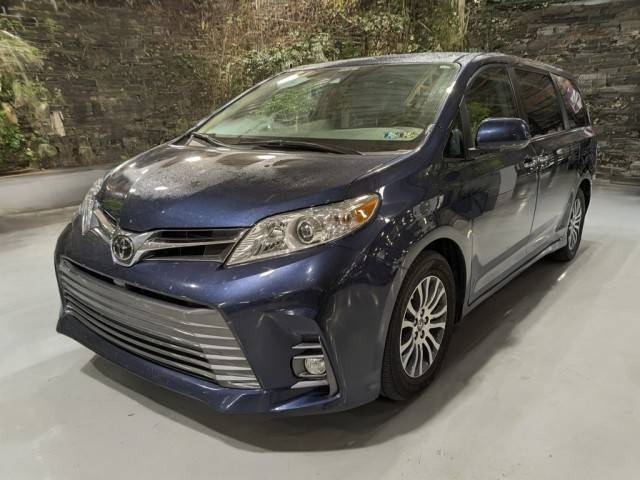 2018 Toyota Sienna XLE FWD photo