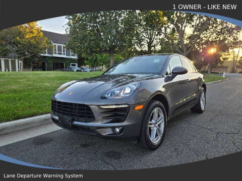 2018 Porsche Macan  AWD photo