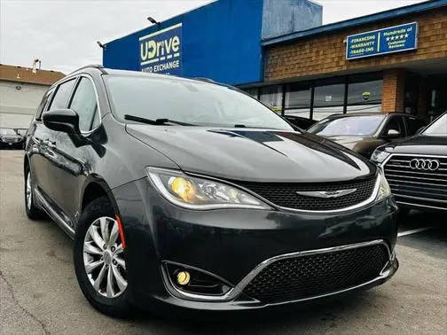 2017 Chrysler Pacifica Minivan Touring-L FWD photo