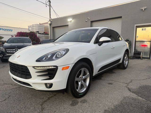 2018 Porsche Macan  AWD photo
