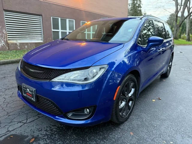 2018 Chrysler Pacifica Minivan Touring L Plus FWD photo