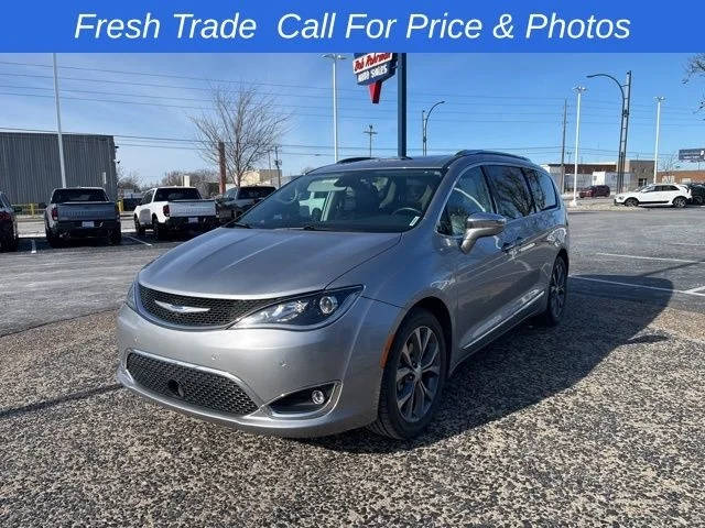 2018 Chrysler Pacifica Minivan Limited FWD photo