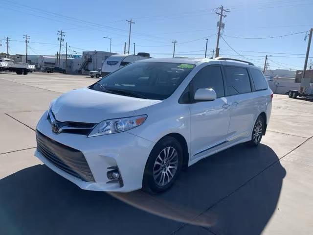 2018 Toyota Sienna XLE FWD photo