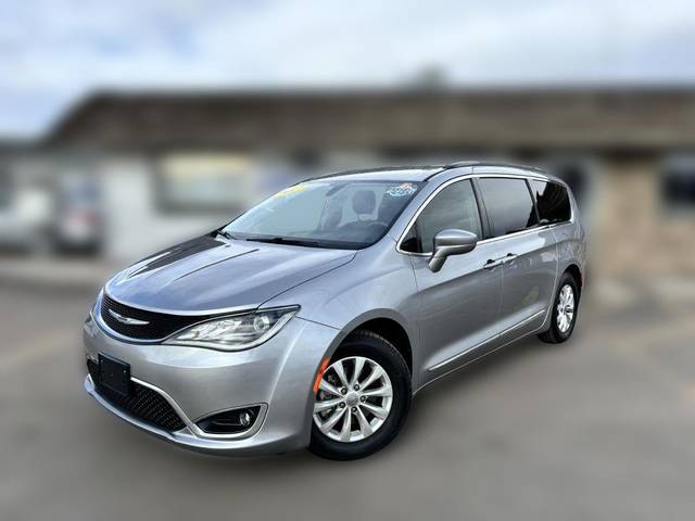 2017 Chrysler Pacifica Minivan Touring-L FWD photo