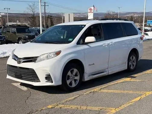 2018 Toyota Sienna LE FWD photo