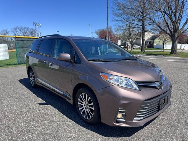 2018 Toyota Sienna XLE FWD photo