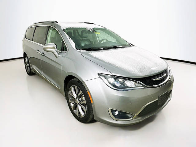 2018 Chrysler Pacifica Minivan Limited FWD photo