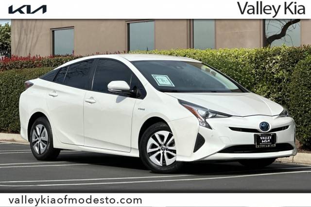 2018 Toyota Prius Three FWD photo