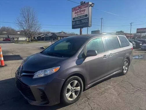 2018 Toyota Sienna LE FWD photo