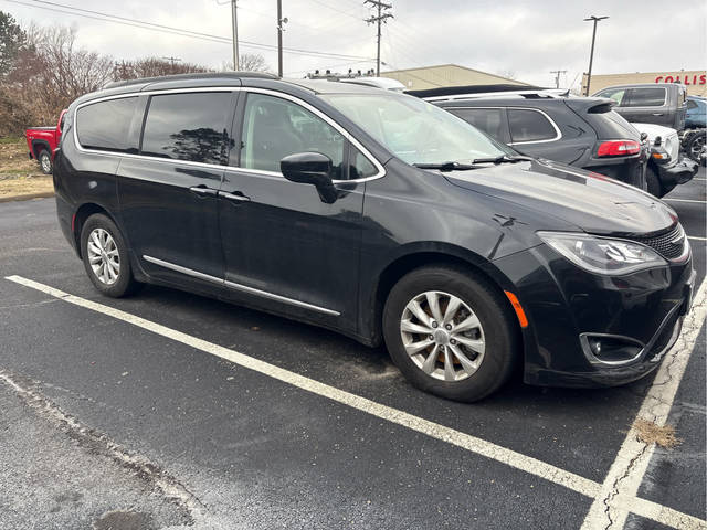 2017 Chrysler Pacifica Minivan Touring-L FWD photo