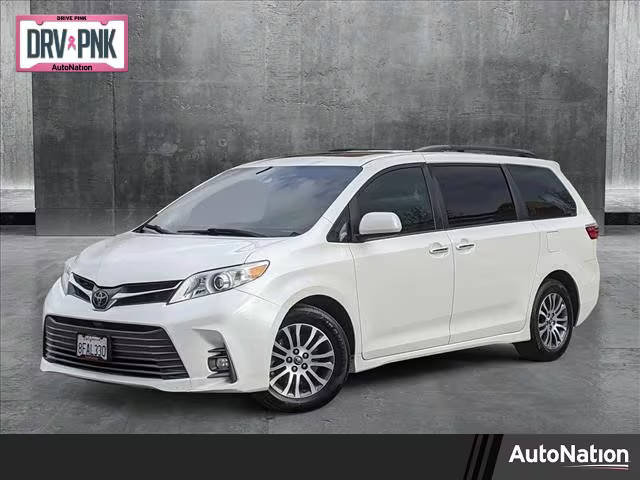 2018 Toyota Sienna XLE FWD photo