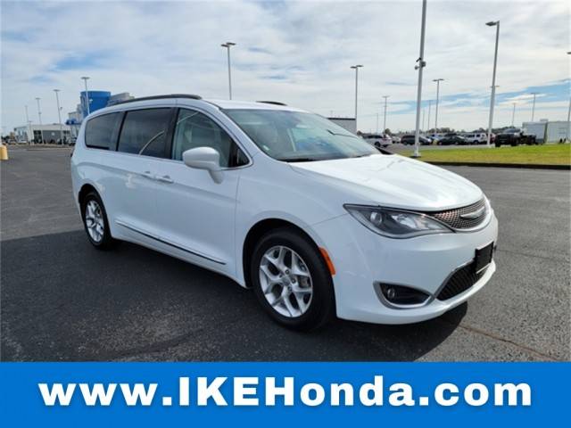 2017 Chrysler Pacifica Minivan Touring-L FWD photo