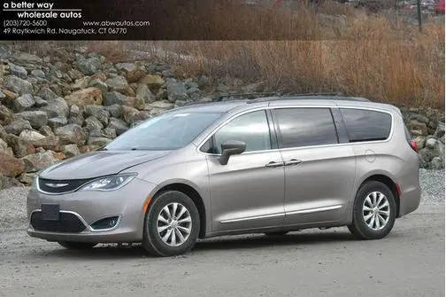 2017 Chrysler Pacifica Minivan Touring-L FWD photo