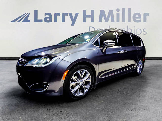 2018 Chrysler Pacifica Minivan Limited FWD photo