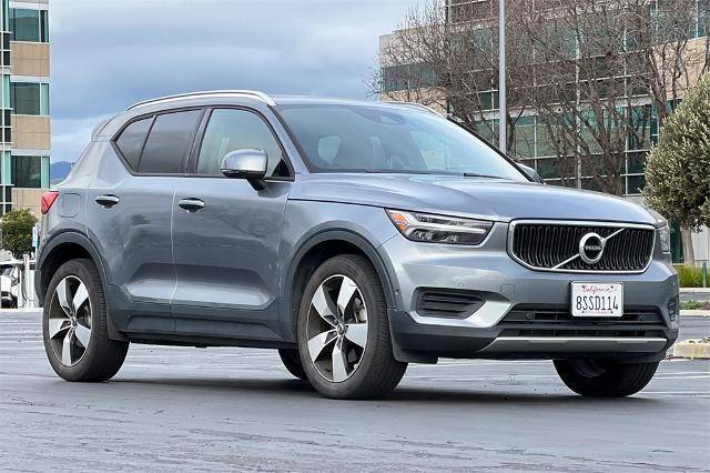 2019 Volvo XC40 Momentum AWD photo