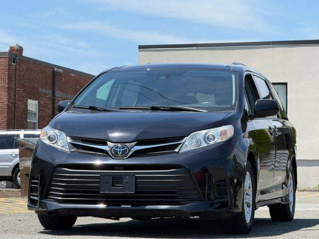 2018 Toyota Sienna LE FWD photo