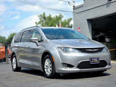 2017 Chrysler Pacifica Minivan Touring-L FWD photo