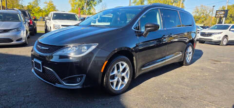 2018 Chrysler Pacifica Minivan Touring L FWD photo