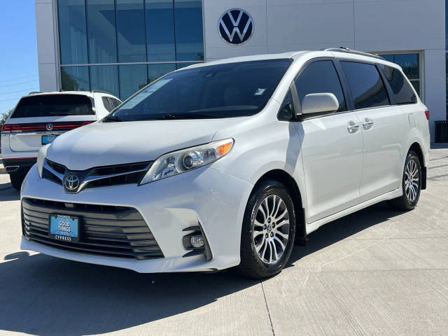 2018 Toyota Sienna XLE FWD photo