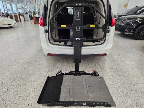 2018 Chrysler Pacifica Minivan Touring L Plus FWD photo