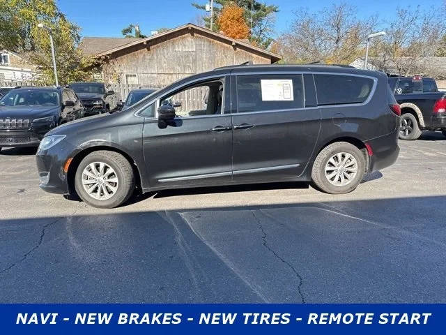 2017 Chrysler Pacifica Minivan Touring-L FWD photo