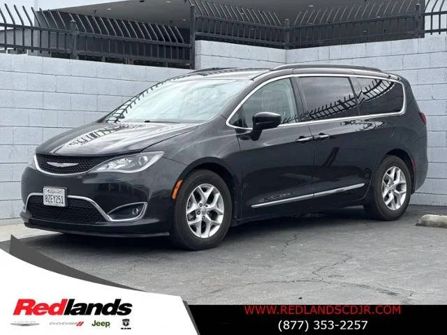 2017 Chrysler Pacifica Minivan Touring-L FWD photo