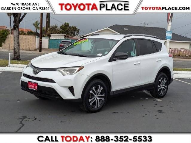 2017 Toyota RAV4 LE FWD photo