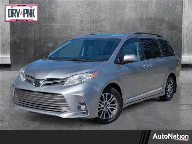 2018 Toyota Sienna XLE FWD photo