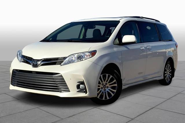 2018 Toyota Sienna XLE FWD photo