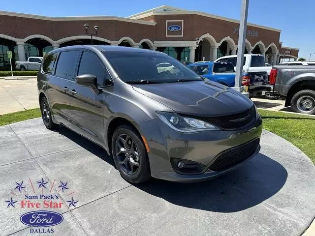 2018 Chrysler Pacifica Minivan Touring Plus FWD photo