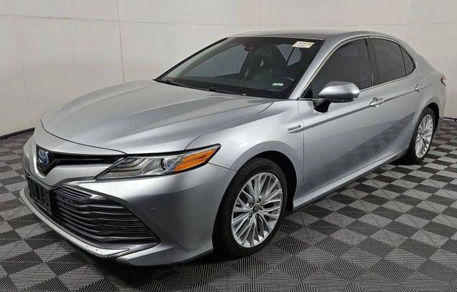 2018 Toyota Camry Hybrid XLE FWD photo
