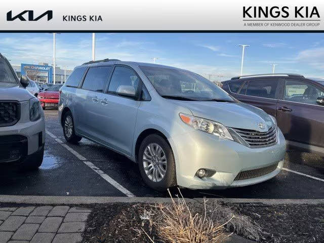 2015 Toyota Sienna XLE FWD photo