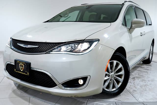 2017 Chrysler Pacifica Minivan Touring-L FWD photo