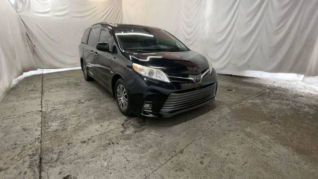 2018 Toyota Sienna XLE FWD photo