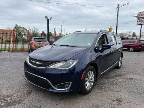 2017 Chrysler Pacifica Minivan Touring-L FWD photo