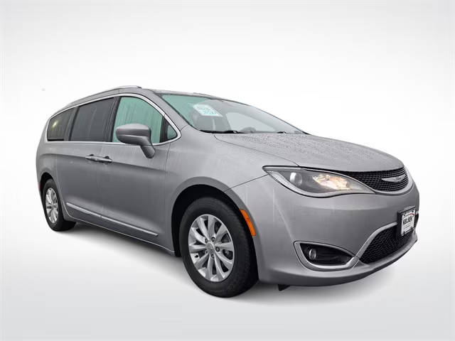 2018 Chrysler Pacifica Minivan Touring L FWD photo