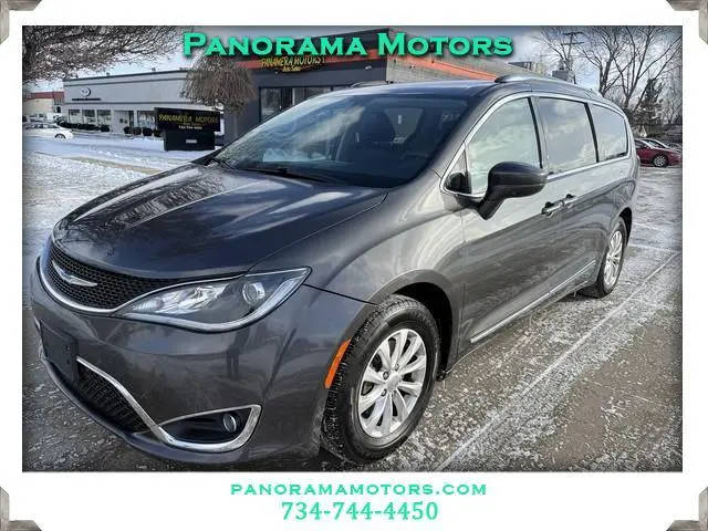 2018 Chrysler Pacifica Minivan Touring L FWD photo