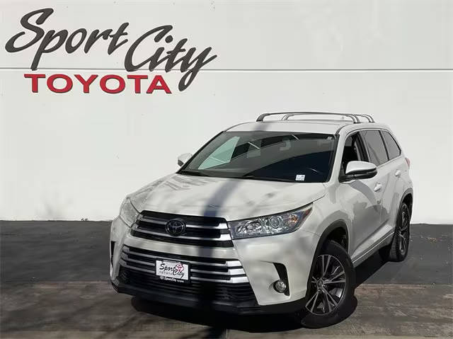 2018 Toyota Highlander LE Plus FWD photo