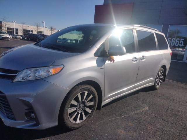 2018 Toyota Sienna XLE AWD photo