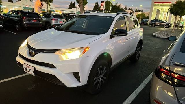 2018 Toyota RAV4 LE FWD photo