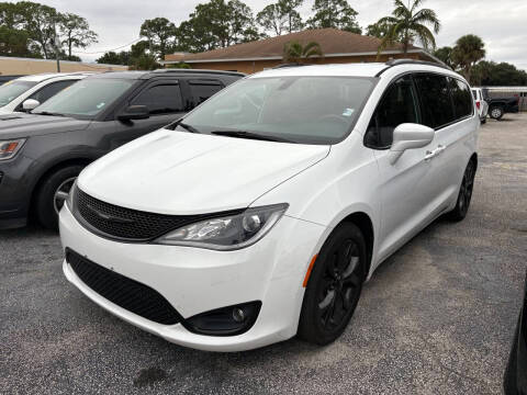 2018 Chrysler Pacifica Minivan Touring L FWD photo