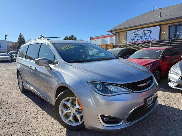 2017 Chrysler Pacifica Minivan Touring-L FWD photo