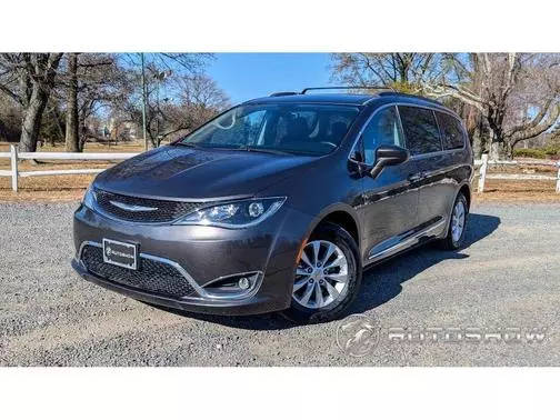 2017 Chrysler Pacifica Minivan Touring-L FWD photo